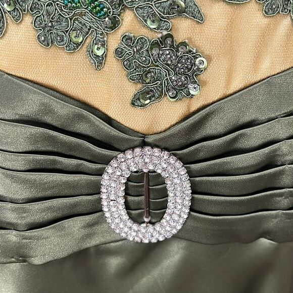 F.I.E.S.T.A FASHION Dress Sz Medium Formal Floral Embroided Beaded Sequin Gown - Picture 8 of 17